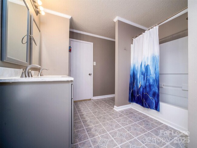 Building Photo - 910 Torsion Lane