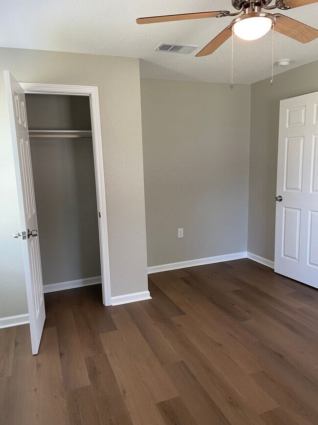 Building Photo - Available Now! Fully Renovated 2 Bed, 1 Ba...