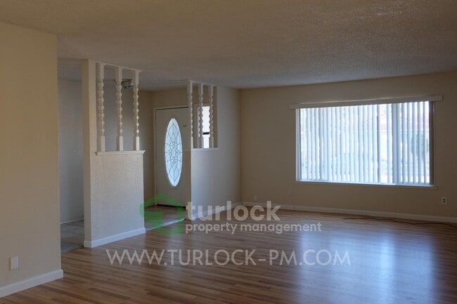 Building Photo - 660 Hillsdale Dr