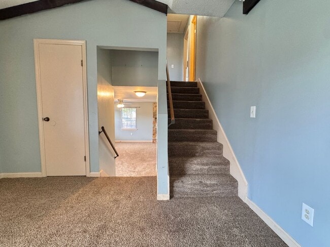 Building Photo - MOVE-IN READY!  [PET FRIENDLY]