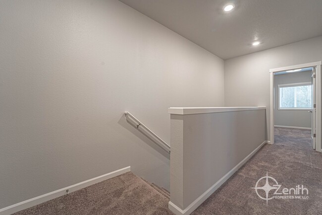 Building Photo - $1000 OFF RENT! Contemporary 3 Bedroom Hom...