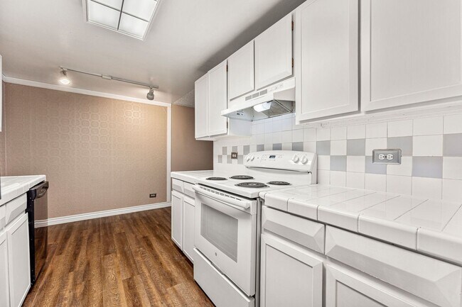 Building Photo - Condo in Historic Governor's Park!