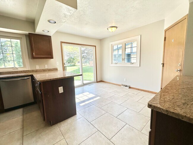 Building Photo - Desirable Mequon Home in Heart of Ville du...