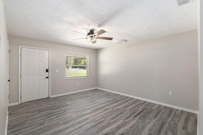 Building Photo - 605 NW 9th Cir