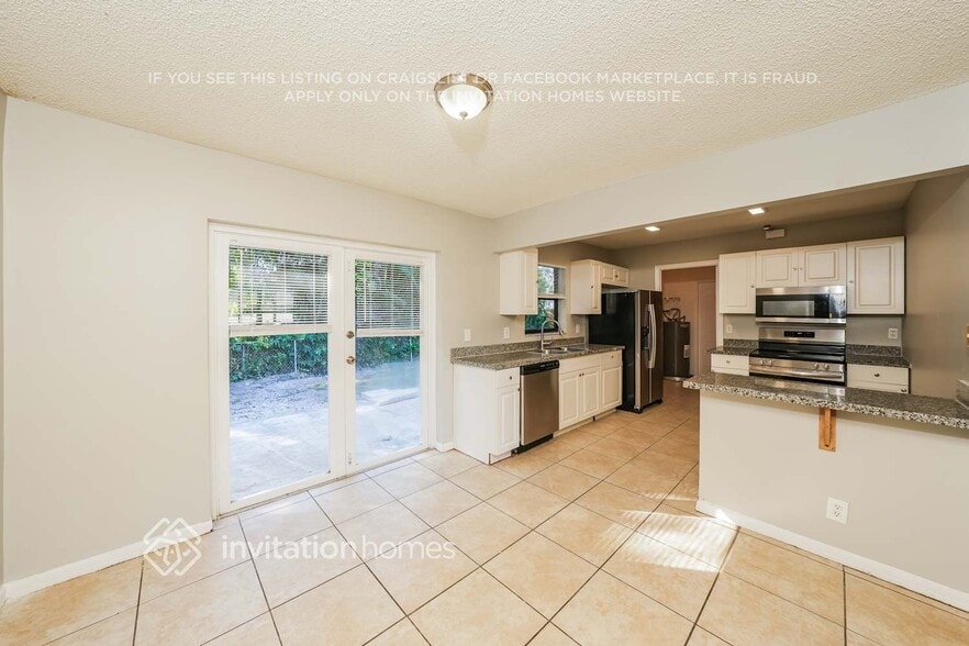 Building Photo - 9014 Fashion Pl