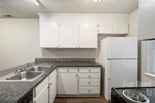 Building Photo - 3916 Briarhill Dr