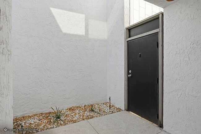 Building Photo - DOWNTOWN ~ Luxury Gene Leedy Townhouse ~ with Community Pool