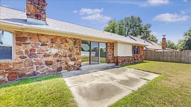 Building Photo - 4004 S Maple Ave