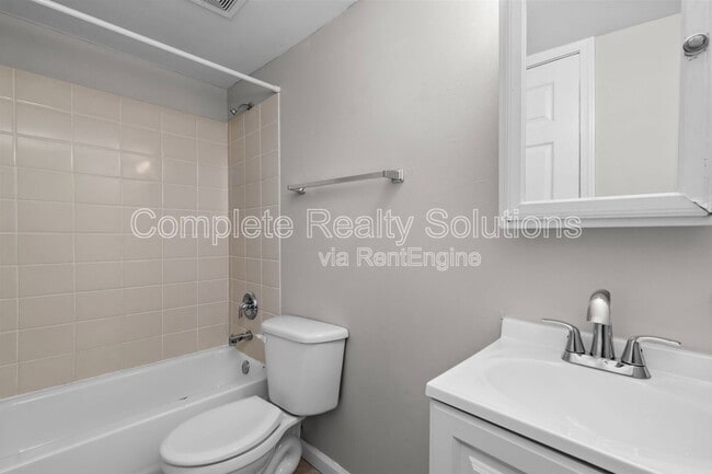 Building Photo - 3021 Iowa Ave