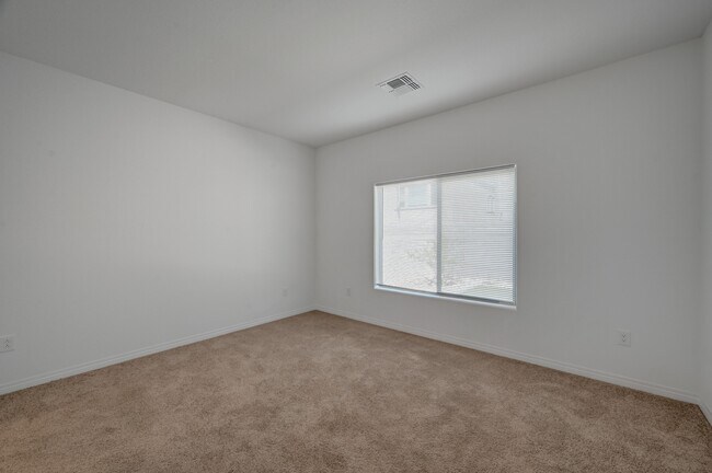 Building Photo - 630 Great River Ave