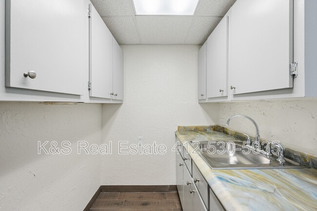 Building Photo - 2410 Collins St