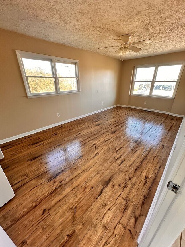 Building Photo - 505 Warren Rd NE