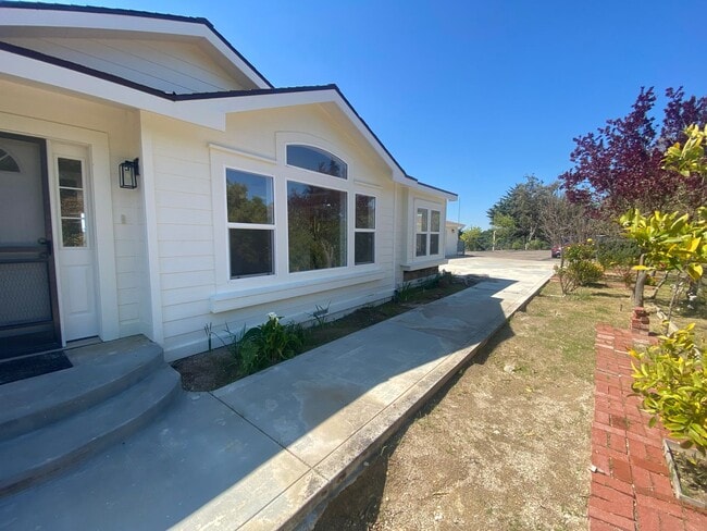 Building Photo - Panoramic Views - 46 West - Hilltop Property