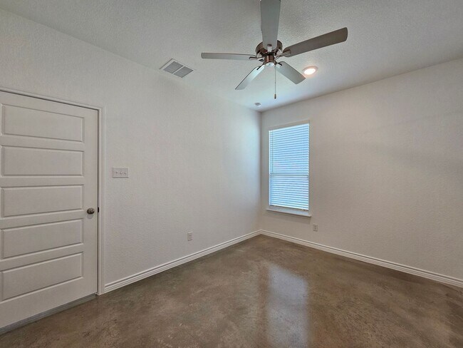 Building Photo - 604 Pacific Crest Trl