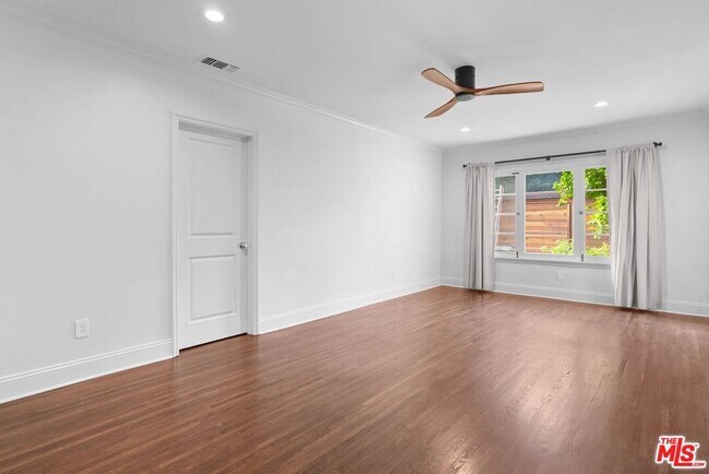 Building Photo - 619 S Sycamore Ave