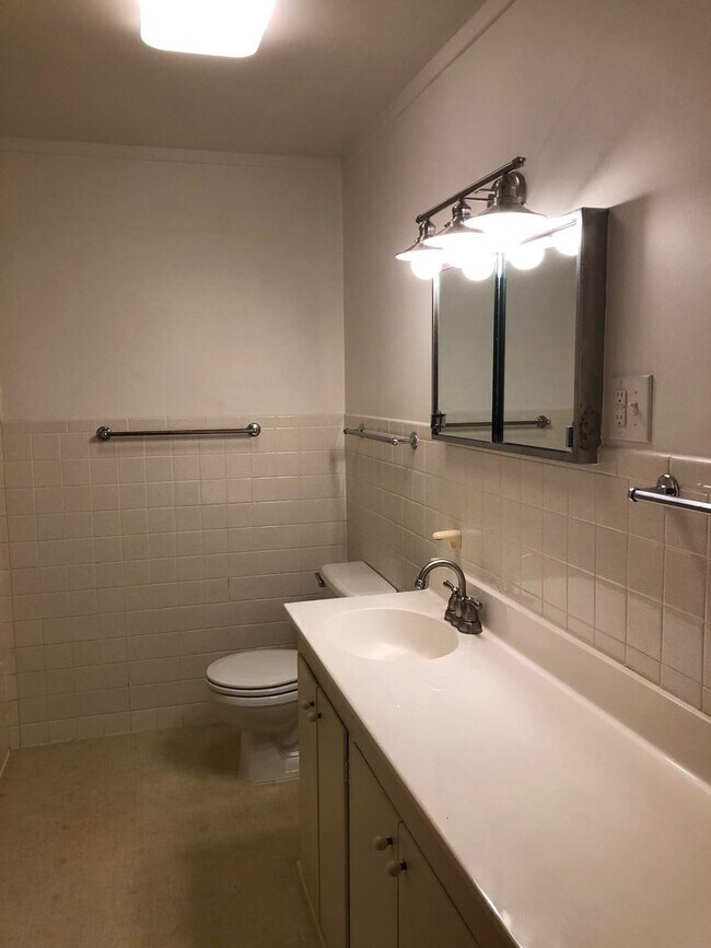 Building Photo - 3 bedroom, 2 Bath House Near University of...