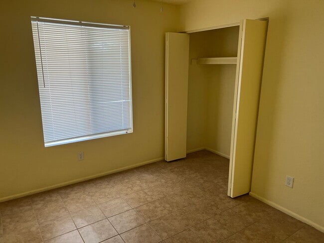 Building Photo - Two Bedroom Townhome Centrally Located in Yuma.