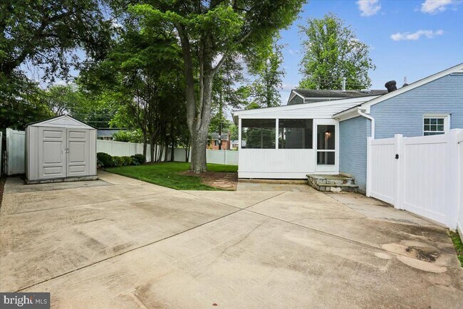 Building Photo - 3801 Denfeld Ave