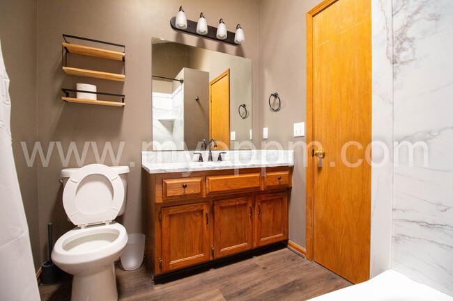 Building Photo - Must See! Well maintained 3 Bedrooms 2.5 B...