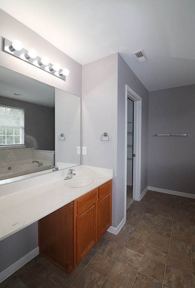 Building Photo - Great 3 Bed 2.5 bath townhome in Sunset Po...