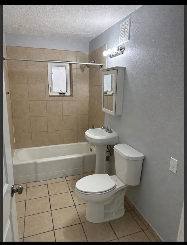 Interior Photo - 328 Rhode Island (New) St NE
