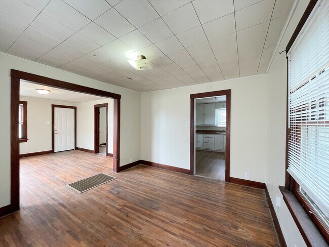 Building Photo - Large 1 bedroom home