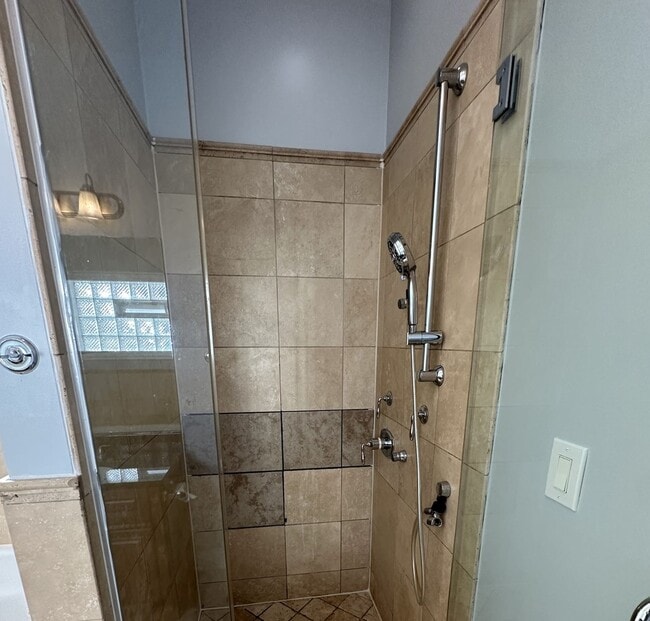 Building Photo - 6229 N Richmond St