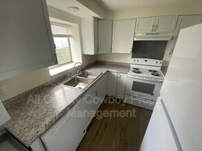 Building Photo - 705 Ferris Ct