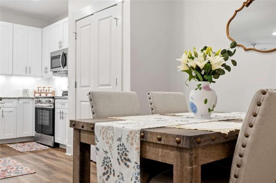 Building Photo - 2025 W Iris Dr SE