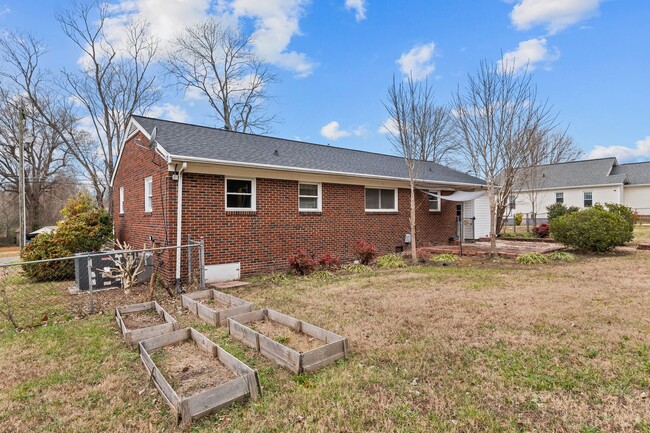 Building Photo - Fantastic 3 Bedroom Ranch in Burlington, S...