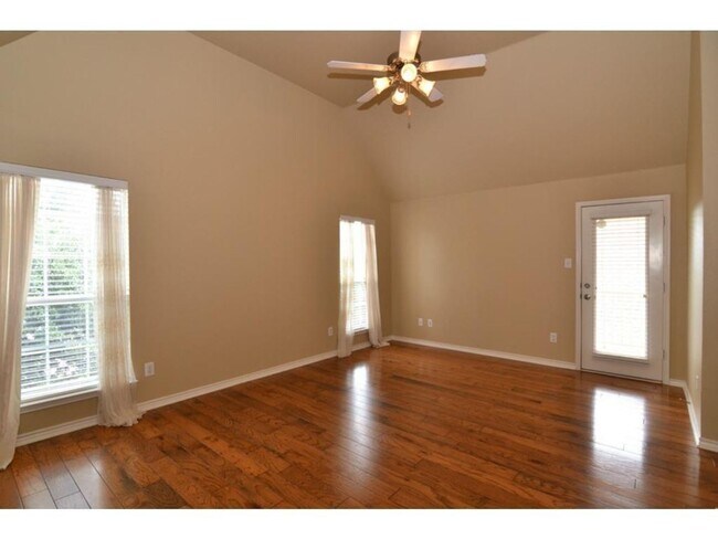 Building Photo - 9424 Snowberry Dr