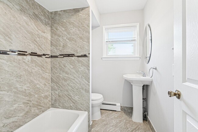 Building Photo - 145 Pleasant Valley Way