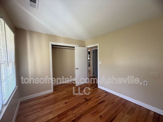 Building Photo - 161 Dogwood Dr