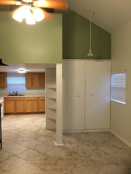 Building Photo - 2020 Lee Dr