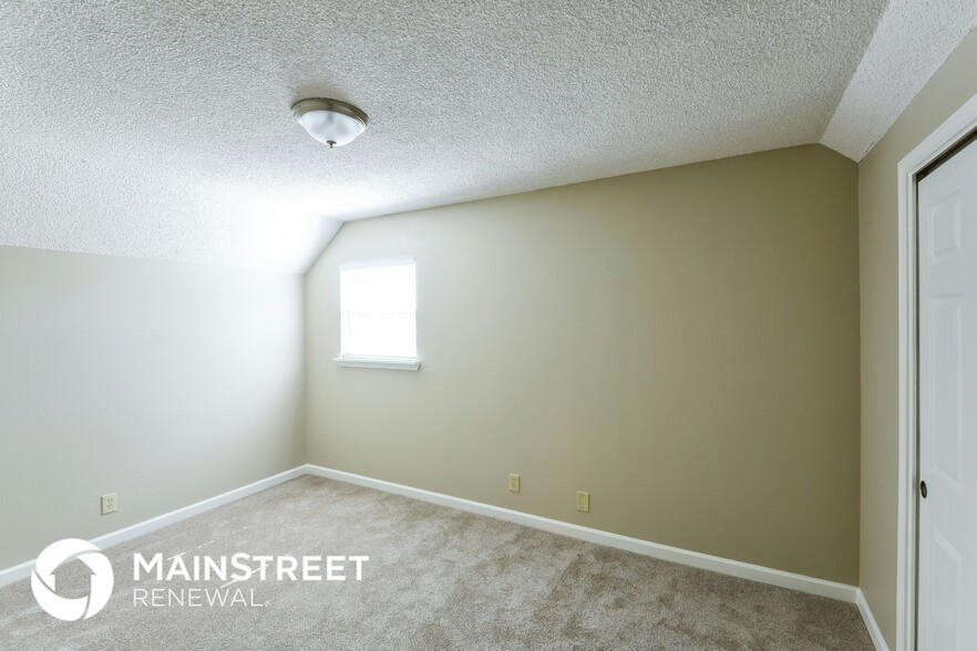 Building Photo - 302 De Soto Dr