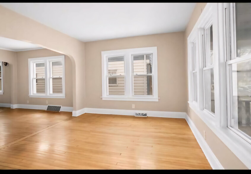 Living room/dining room - 428 S 70th St