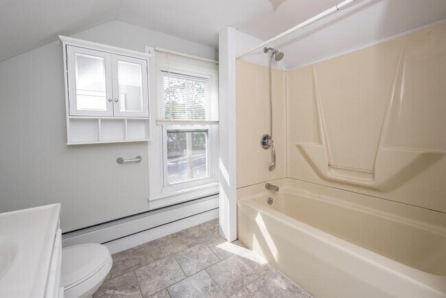 Building Photo - 338 Saratoga St