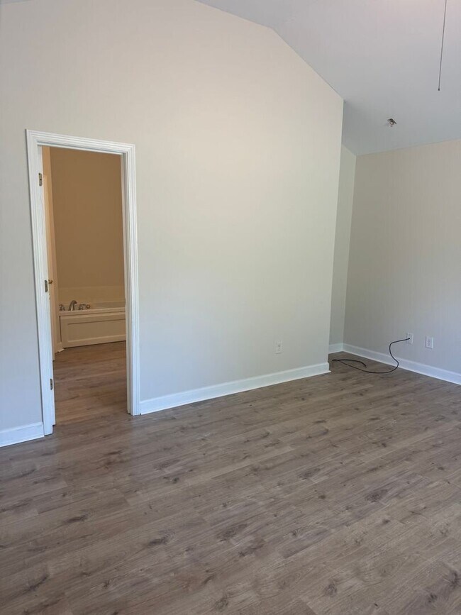 Building Photo - Updated 3 bedroom