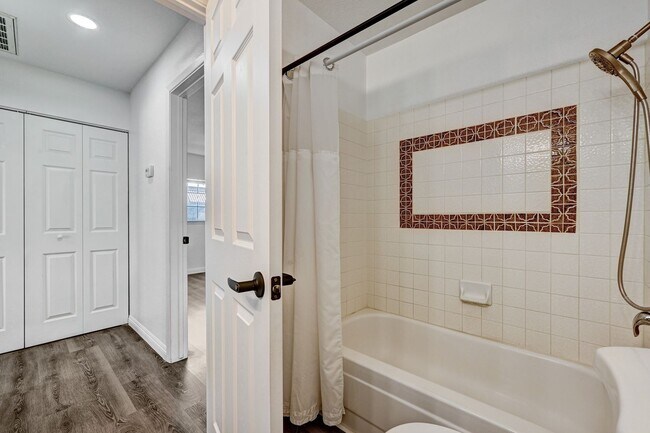 Building Photo - Clean and Ready to Move-in