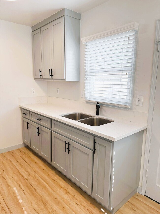 Building Photo - Beautifully Upgraded 4 Bedroom, 2 Bath! Do...