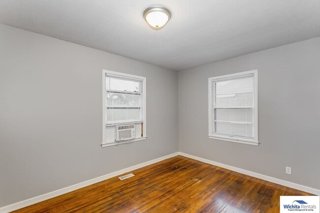 Building Photo - 2 bedroom 1 bath home - Pet Friendly!