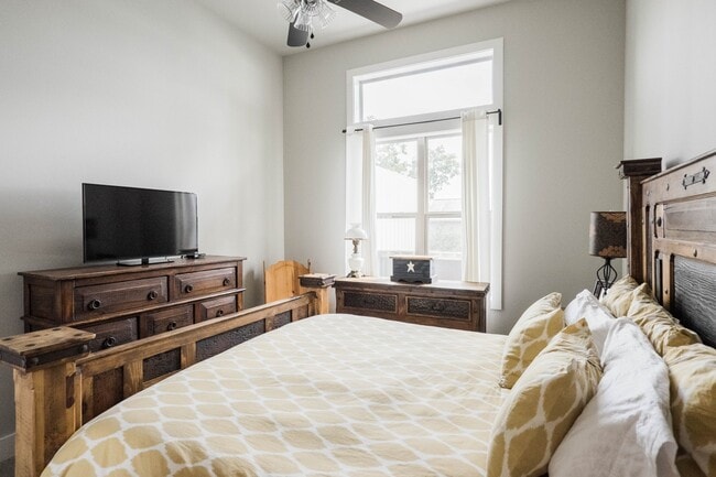 Building Photo - 2/2/1 Condo in Town Creek / Walk to Dos Rios / Fridge, Washer & Dryer Included / Balcony / NBISD
