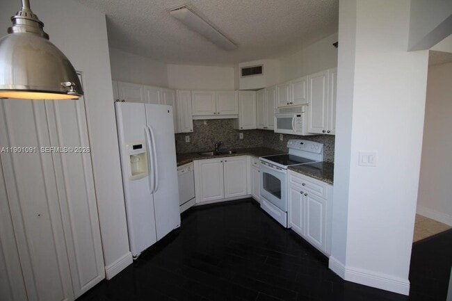 Building Photo - 6422 Collins Ave