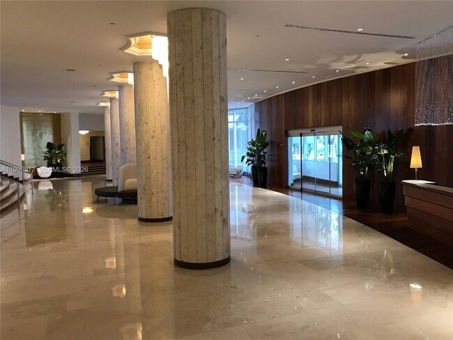 Building Photo - 5161 Collins Ave