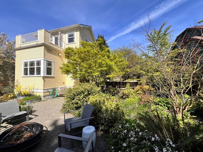 Building Photo - Gorgeous, Executive Living in Beautiful Ma...