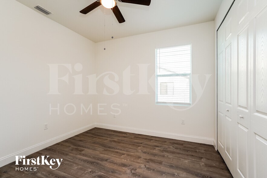 Building Photo - 741 Chestnut St E