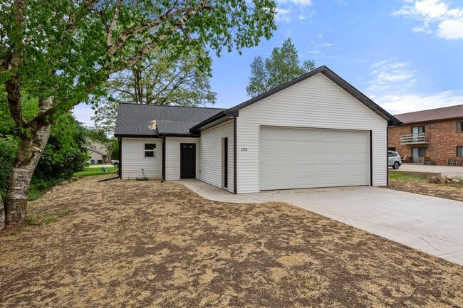 Building Photo - New Construction Home for Rent in Oshkosh, WI