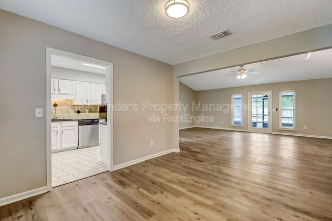 Building Photo - 10855 Mandarin Station Dr W