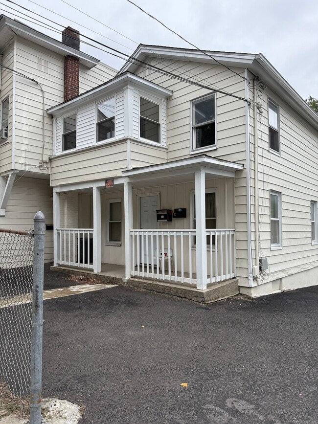 Primary Photo - 100 Hawkins St