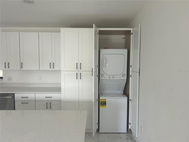 Building Photo - 2511 Drake Dr